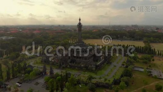 巴厘岛登巴萨市中心的Bajra Sandhi纪念碑的空中拍摄，也被称为历史遗迹视频