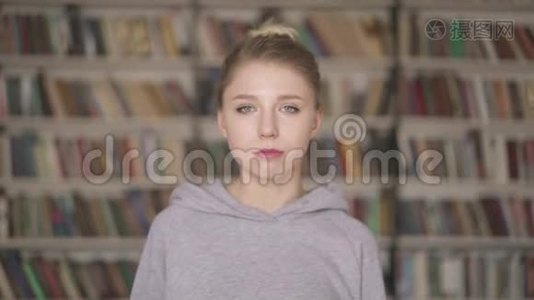 站在图书馆的聪明年轻女学生画像视频