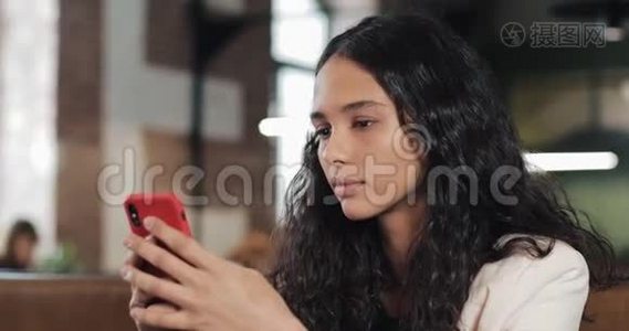 商务女性在咖啡馆使用智能手机应用程序，在手机上发短信。 粉色的漂亮休闲女专业视频