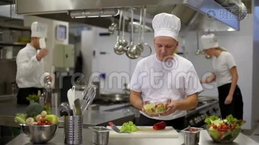 厨师准备沙拉厨师帮忙视频