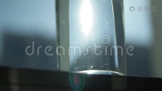 玻璃中闪烁的矿泉水气泡的慢镜头。 极端接近视频