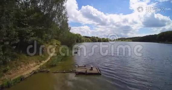 鸟瞰渔人桥窄径的乡村湖视频