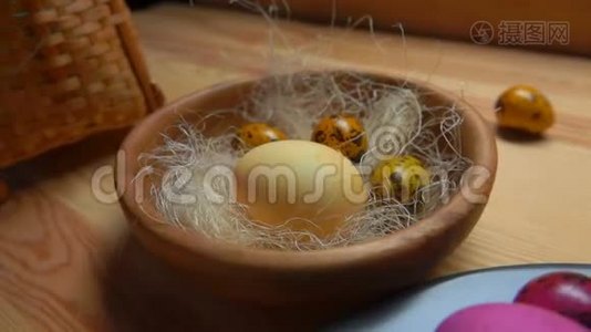 节日彩绘复活节彩蛋在盘子上的全景图视频