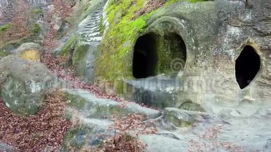 森林里的岩石修道院.视频