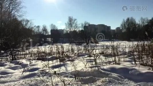 冬天冰冻的河流视频