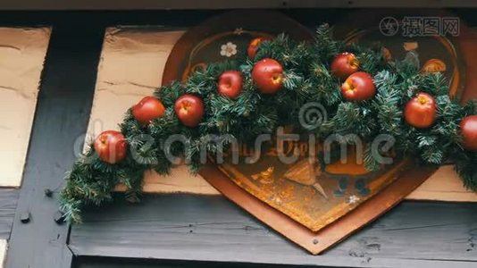 德国圣诞市场商店门口放着红苹果的圣诞枞树花圈，上面刻着视频