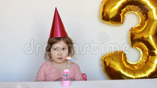 可爱的小女孩，蛋糕和派对。 有趣的快乐孩子生日快乐。 儿童假期`概念.. 3视频