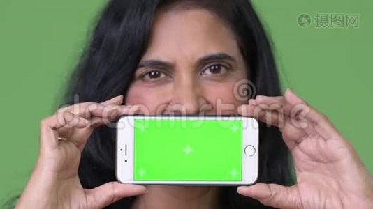 近镜头成熟美丽的印度女人显示电话视频