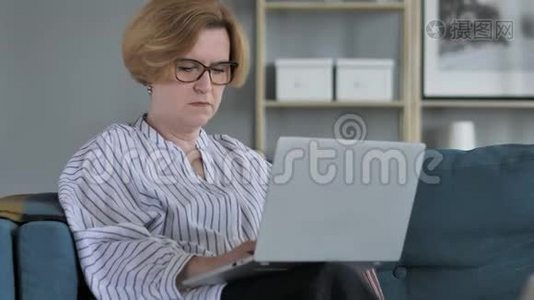 令人震惊的，令人震惊的老年妇女在笔记本电脑上闲逛和工作视频