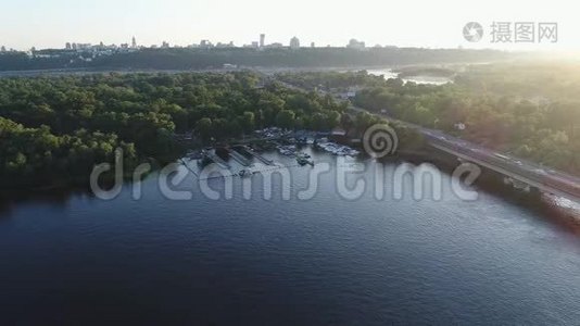 地铁大桥和横跨河流的高速公路，可以看到乌克兰基辅第聂伯河右岸的全景视频