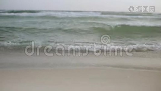 海浪拍打在沙滩上的海洋海景。 美国4k视频