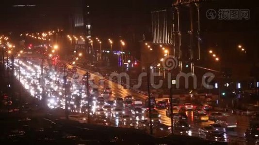 夜晚的城市道路，高速公路上行驶的汽车前灯视频
