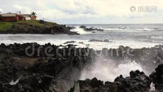 与海岸气象站的波浪起伏视频