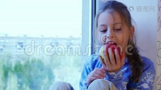女孩在吃苹果视频