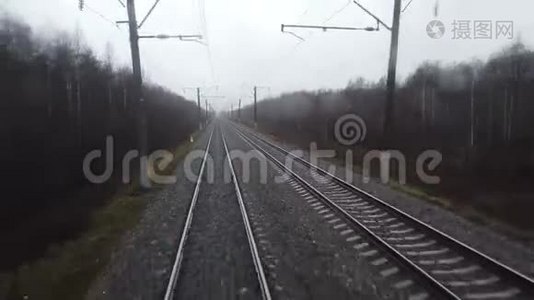 从火车的后窗可以看到视频