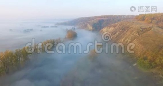 乌克兰晨雾和金色山丘下的河流鸟瞰图视频