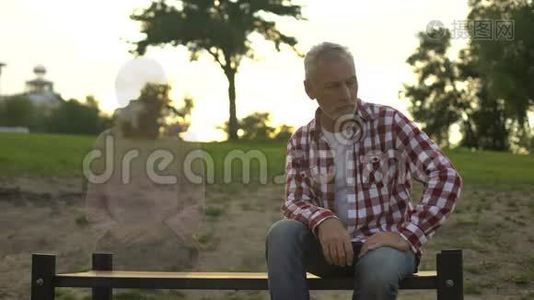 沮丧的老人坐在长凳上，妻子出现在旁边，失去悲伤，回忆视频