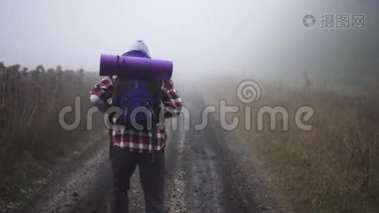 在雾中迷路的徒步旅行者视频
