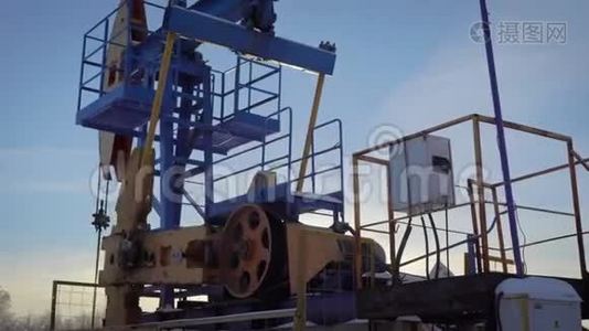 白天在冬季森林的油井上抽水机，北部国家的石油开采视频