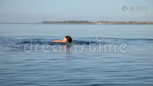 一个人一大早就在湖里游泳视频
