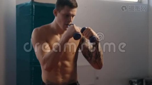 有纹身的年轻拳击手在健身房锻炼，慢动作视频