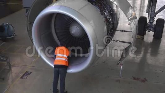 飞机维修。 飞机尾部的修理.. 修理飞机的工程师。视频
