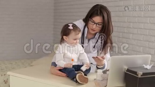 女儿科医生在医院里和一个小孩玩。视频