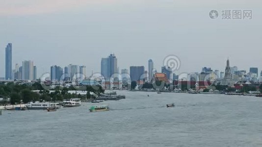 潮法拉河与曼谷城市和寺庙在苏塞视频