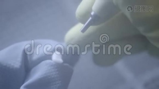 牙科技师在牙科实验室使用砂光机抛光人造陶瓷牙齿。 专业人士戴手套，手提视频
