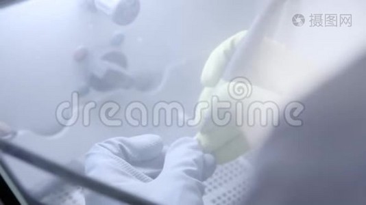 牙科技师在牙科实验室使用砂光机抛光人造陶瓷牙齿。 专业人士戴手套，手提视频