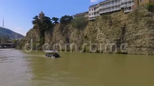 漂流在库拉河、第比利斯、梅泰基教堂的船只上的游客视频