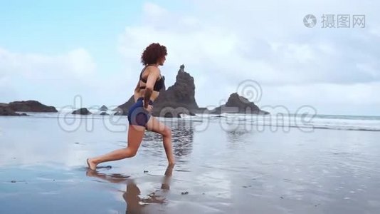 这个女孩一大早在海滨做运动前先做热身运动.. 一个身材魁梧的女孩视频