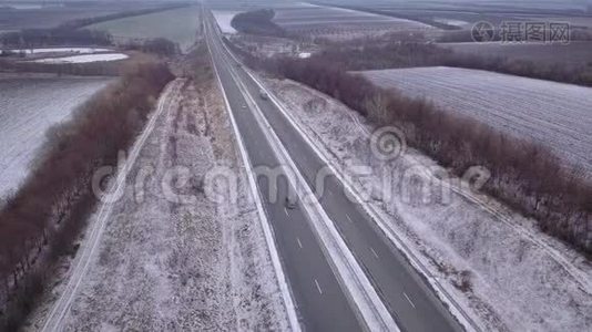 乡村道路上的第一场雪。 空中景观视频