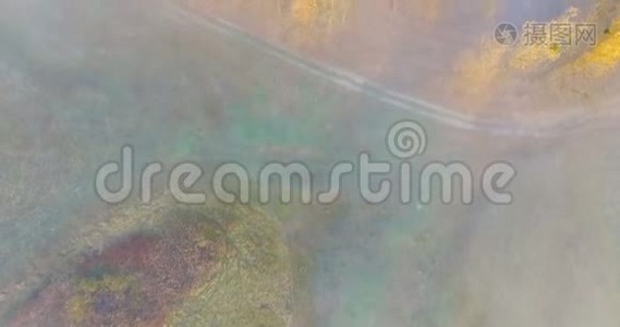 乌克兰晨雾和金色树木下的河流鸟瞰图视频