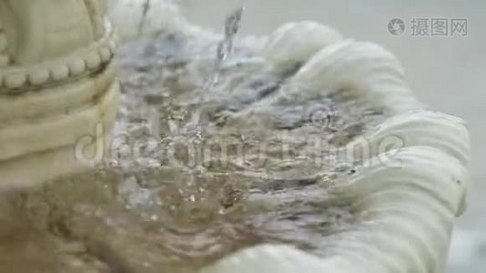 在有花纹的石碗里用流动的水工作喷泉视频