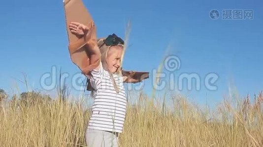 女孩扮演一个经典的飞行员，戴着毛皮帽子，眼镜和翅膀由纸板作为玩具。 儿童视频