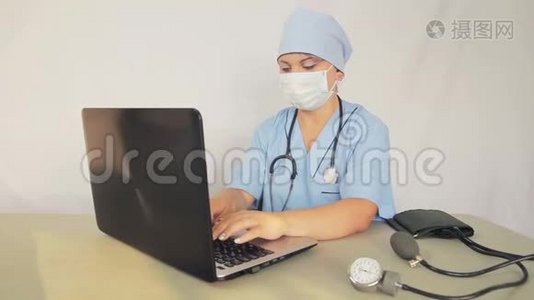 女医生坐在他的办公桌前，用笔记本电脑工作。 照相机从左到右移动到小车上视频