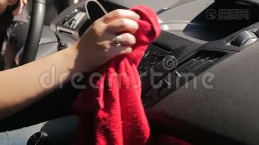 慢动作视频年轻女人用布清洁她的车。 司机用超细纤维抛光塑料视频