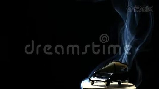 黑色钢琴烟雾暗背景无人高清镜头视频