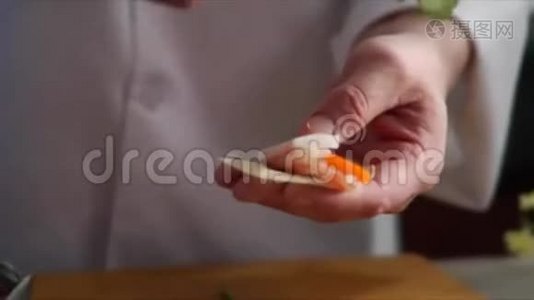 厨师准备亚洲虾开胃菜视频