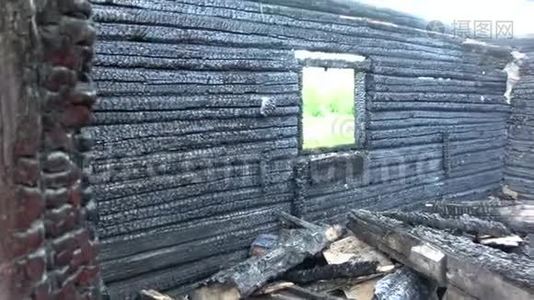 旧的木制乡村房屋被烧毁视频