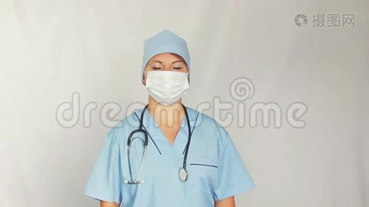 一位女医生，脸上穿着一件长袍，凝视着相机。 拍摄中期计划.. 相机移动到视频