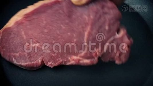 牛肉牛排放在煎锅里视频