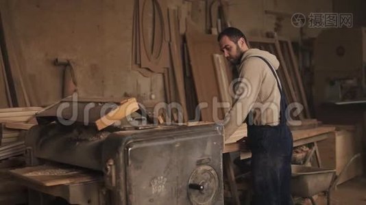 大磨床的工作过程.. 师傅打磨木条.. 木工店视频