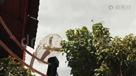 房屋屋顶的风力发电机.. 街扇视频