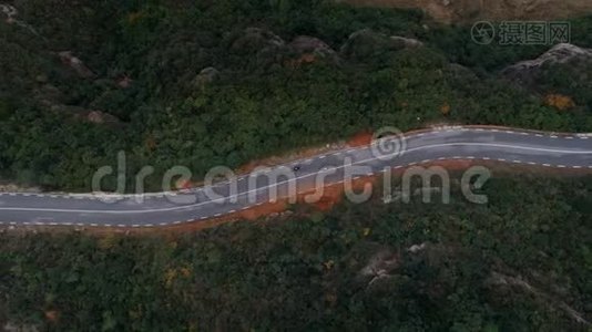 两辆摩托车在蜿蜒的史诗山路上视频