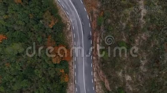 两辆摩托车在蜿蜒的史诗山路上视频