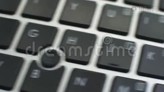 电脑键盘上按动按钮，女性手按键视频