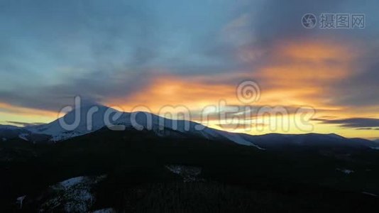 日落山上高空直升机飞行美丽的冬季景观灵感视频