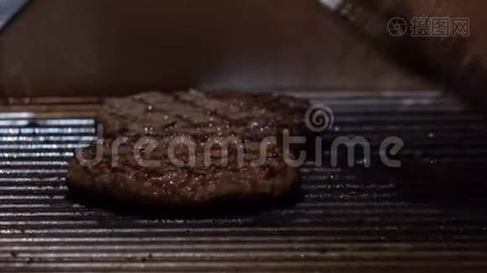 用火烤烤架煮汉堡。 在餐厅烤肉丸视频